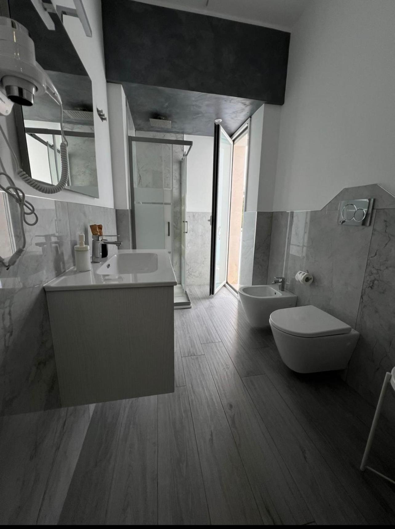 Giufra Hotel Bari Bagian luar foto